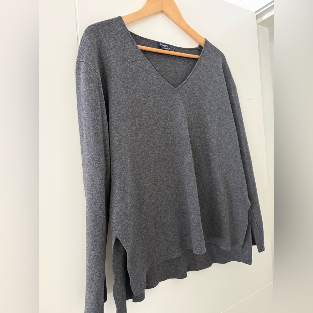 Splendid VNeck Sweater, size medium. Viscose blend. - Picture 2 of 6